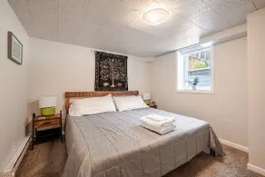Spacious 1-bdrm walkable to Highlands & Tennyson - Image 3