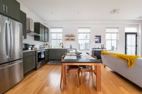 Stylish, New Carriage House on Warren St! - Image 2