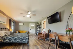 Cozy Studio 15 mins to Beaches & Historic Downtown - Image 5