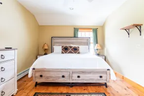 Beautiful Log Cabin On A Six Acres Of Apple Bliss - Image 4