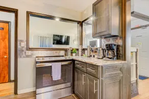 Adults-Only Cozy Getaway with Hot Tub (No Parties) - Image 4