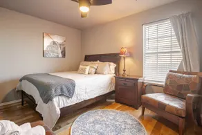 Cheerful 2 bedroom home minutes from Tulsa. - Image 3