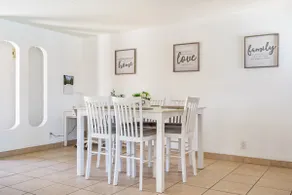 Cozy 3 bed house with heated pool and hot tub - Image 2