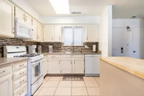 Cozy 3 bed house with heated pool and hot tub - Image 4
