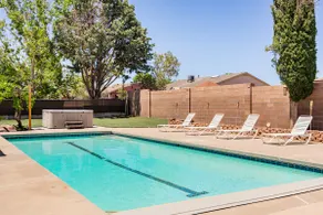 Cozy 3 bed house with heated pool and hot tub - Image 5