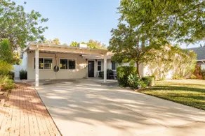 Serene White House: Renovated, EV Charger,sleeps 6 - Image 2