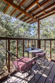 Cedar Shack - cozy getaway minutes from Wimberley - Image 4
