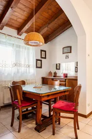 Beautiful house among vineyards and streams - Image 2