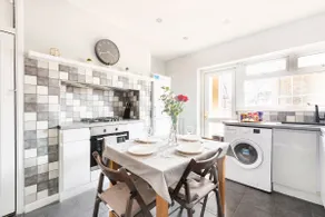 Lovely residential home 2 bed apartments - Image 2