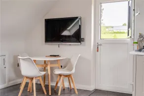Lovely 1-Bedroom Modern Apt with secure parking - Image 5