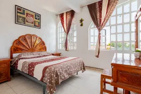 Entire private house with pool, 15 minutes from downtown. - Image 4