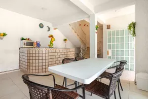 Entire private house with pool, 15 minutes from downtown. - Image 5