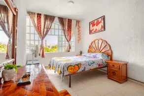 Entire private house with pool, 15 minutes from downtown. - Image 2