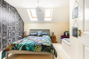 Modern 3 bedroom home *EVcharging* Garden, Parking - Image 3