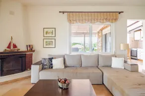 Spacious Beachfront Retreat With Large Garden in Ormos Panagias - Image 3