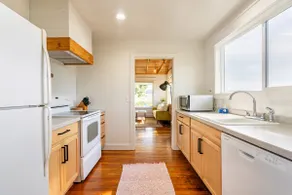 Cozy cottage surrounded by farmland - Image 5