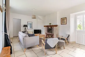 Quiet cottage in private domain with forest - Image 2