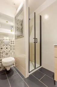 Fully renovated 2 bedroom in a quiet area - Image 5