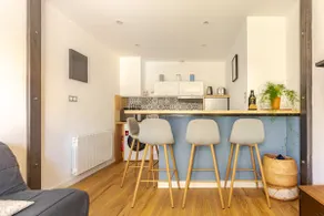 Fully renovated 2 bedroom in a quiet area - Image 2