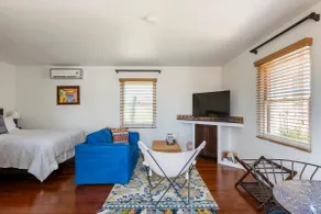 Cozy and quaint Spanish Casita in Quiet Kensington - Image 2