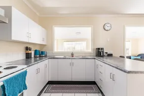 Enoggera Spacious, Quiet Unit, Wi-Fi, Smart TV + - Image 5