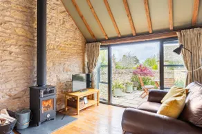 Cosy countryside studio with log burner stove - Image 5