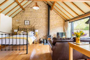 Cosy countryside studio with log burner stove - Image 3