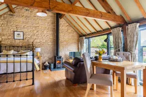 Cosy countryside studio with log burner stove - Image 4