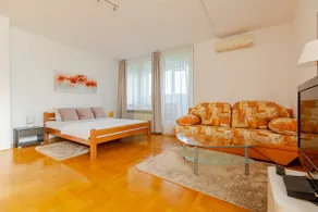 Sunny Apartment - Image 2