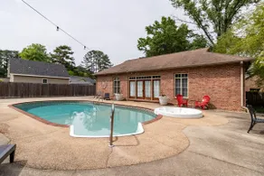 Adorable Pool House - Image 5