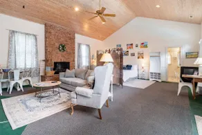 Adorable Pool House - Image 3