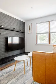 Cozy 1B Apt w/ fireplace, full kitch & off str PK - Image 2