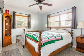 Cozy 3 B/R home nestled amid historic live oaks - Image 3