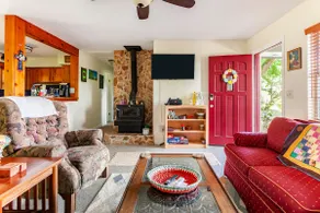 Cozy 3 B/R home nestled amid historic live oaks - Image 2