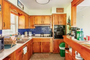 Cozy 3 B/R home nestled amid historic live oaks - Image 4