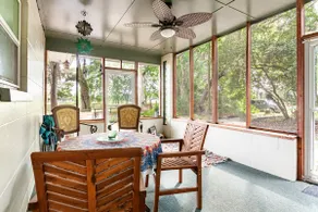 Cozy 3 B/R home nestled amid historic live oaks - Image 5