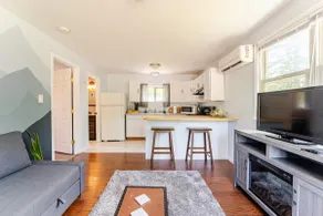 Cozy 1 Bedroom Apartment Getaway - Image 3