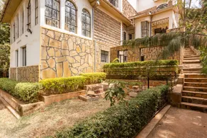 Lush House; Family friendly home with scenic view - Image 5