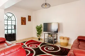 Lush House; Family friendly home with scenic view - Image 2