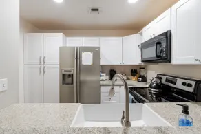 Family Modern 2B condo|20 min Strip| Pool-Parking. - Image 4