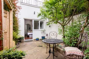 The Annex, a lovely studio apartment with queen sized bed, separate kitchen, shower room, own outdoor space and free off street parking. - Image 5