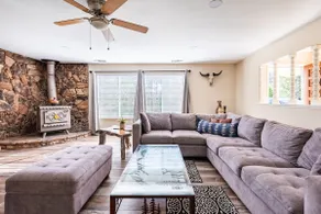Beautiful 3 bedroom home located near Yosemite - Image 2