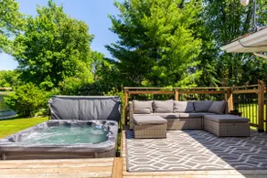 Beautiful 3 bedroom waterfront cottage w/ Hot Tub - Image 3