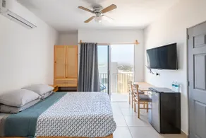 Private room next to city viewpoint, balcony, wifi - Image 2
