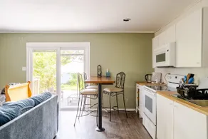 Guesthouse 3 blocks from the beach with on-site parking and walking distance to Strand - Image 4