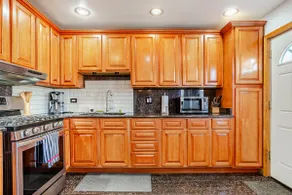 Cheerful & Spacious 3BR Getaway, free parking. - Image 5