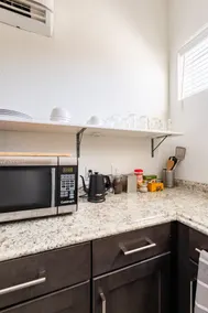 Clean, quiet studio in central location w/ parking - Image 5