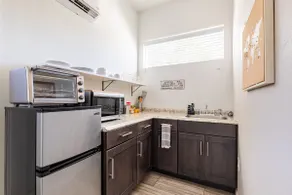 Clean, quiet studio in central location w/ parking - Image 4