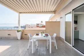 Penthouse with private waterfront - Image 4