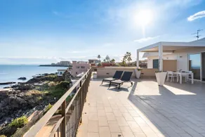 Penthouse with private waterfront - Image 2